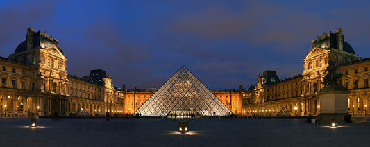 Photo of the louvre museum at night