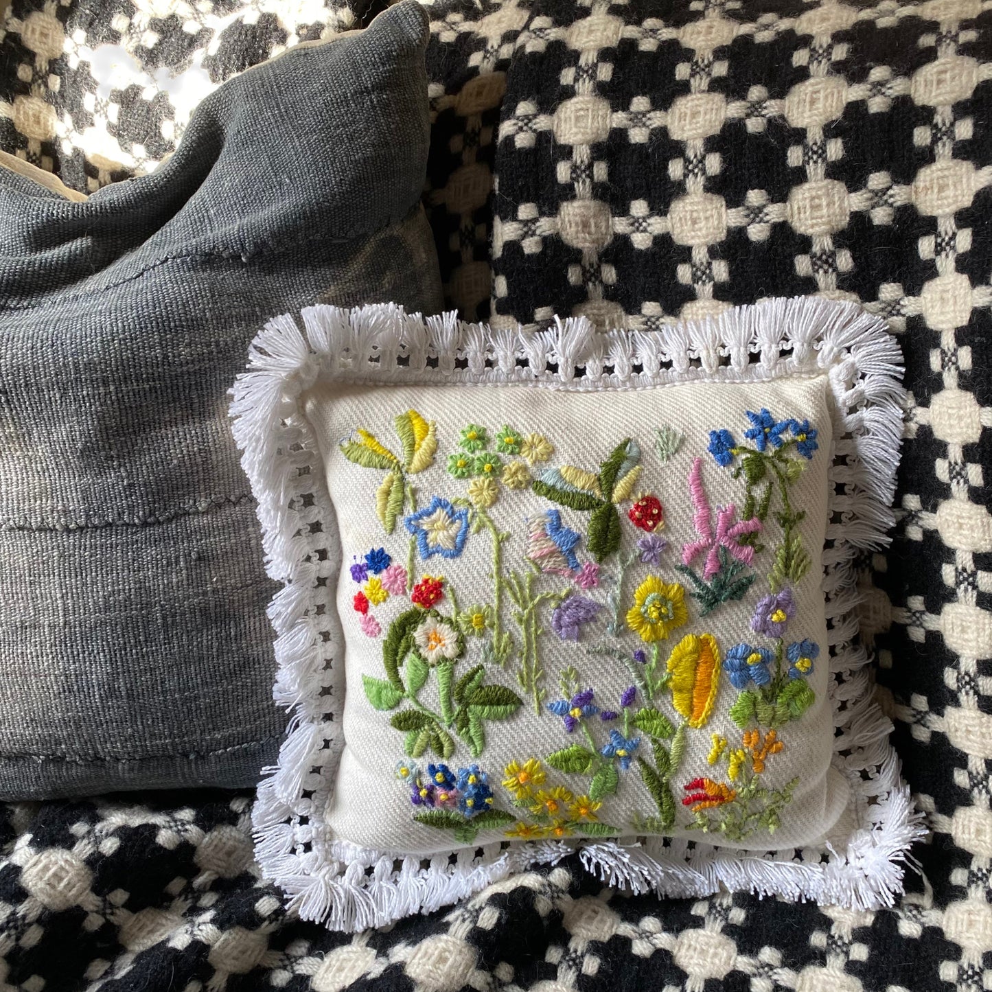 VINTAGE WHITE FLORAL CREWEL EMBROIDERED PILLOW