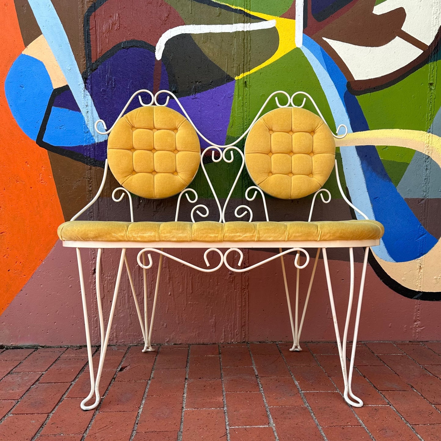 VELVETEEN SETTEE
