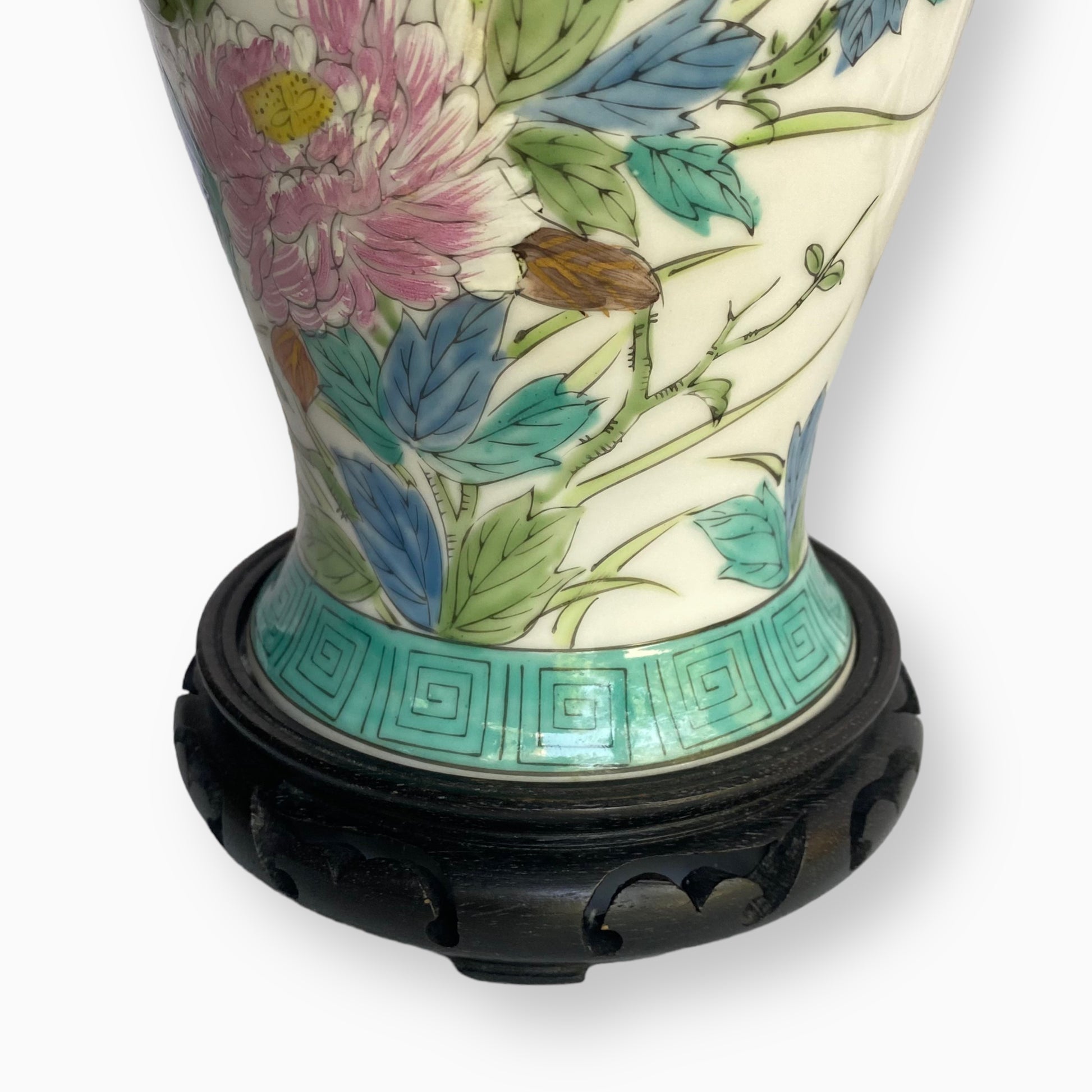 VINTAGE CHINESE PORCELAIN HAND PAINTED CHRYSANTHEMUM VASE LAMP WITH CARVED WOOD BASE